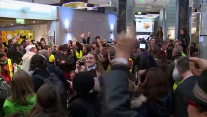 COP 21: des altermondialistes  investissent une agence BNP-Paribas