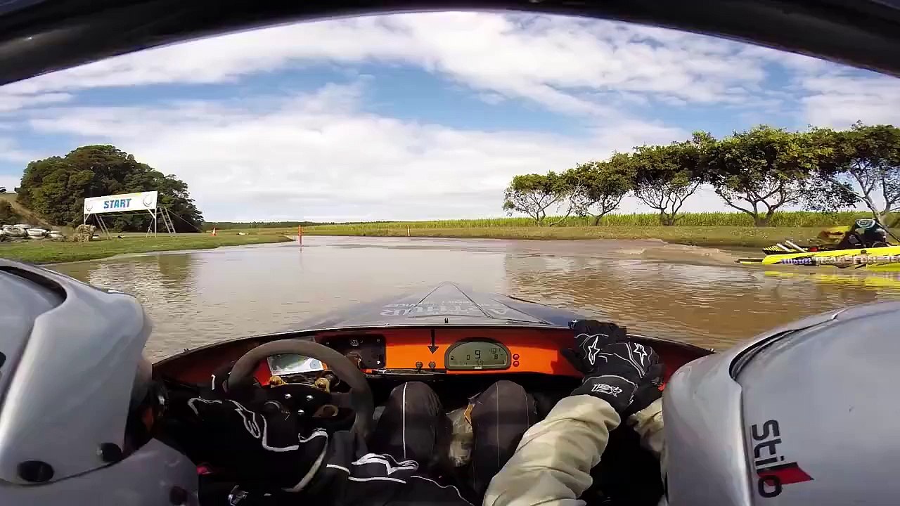 Un moteur de Boss Hoss V8 dans un bateau