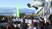 COP21: Greenpeace installe un ours mécanique géant au Bourget