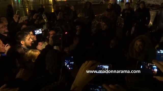 Madonna chante sur la Place de la République