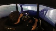 Un pilote de rallye joue à DiRT Rally sur un simulateur !!