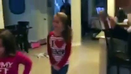 L'émotion des trois soeurs en découvrant leur frère adopté sous le sapin