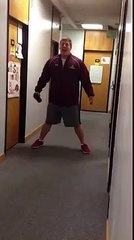 Une fille essaie de plaquer un joueur de foot US