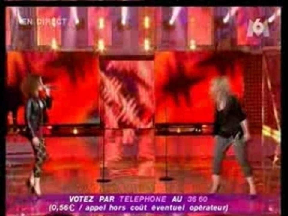 GAETANNE A SA JUPE QUI REMONTE A LA NS !