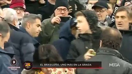 Neymar toma selfies con los aficionados en la grada durante el Bayer Leverkusen - FC Barcelona