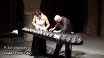 GlassDuo : Ils exposent des dizaines de verres d'eau sur une table