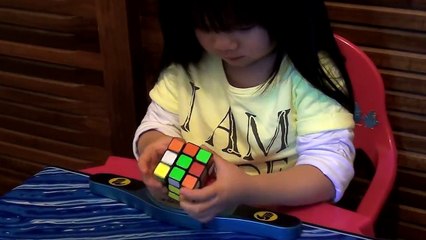Une fillette de 2 ans résout un Rubik's Cube en 70s