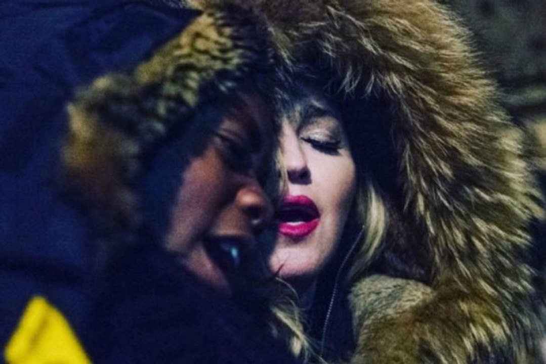 Madonna : Like a Prayer ( Place de la République, Paris )