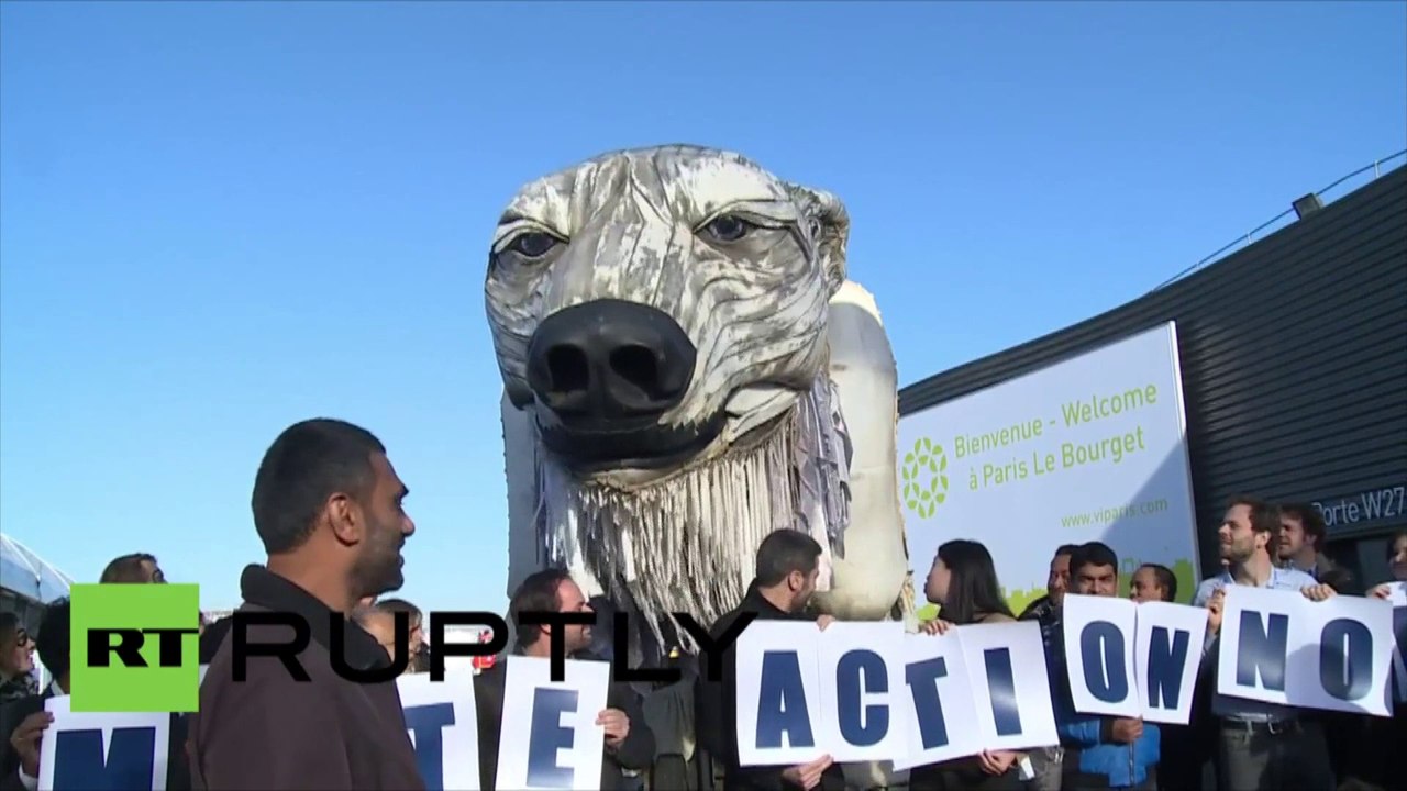 COP21 : Greenpeace installe un énorme ours polaire mécanique au Bourget