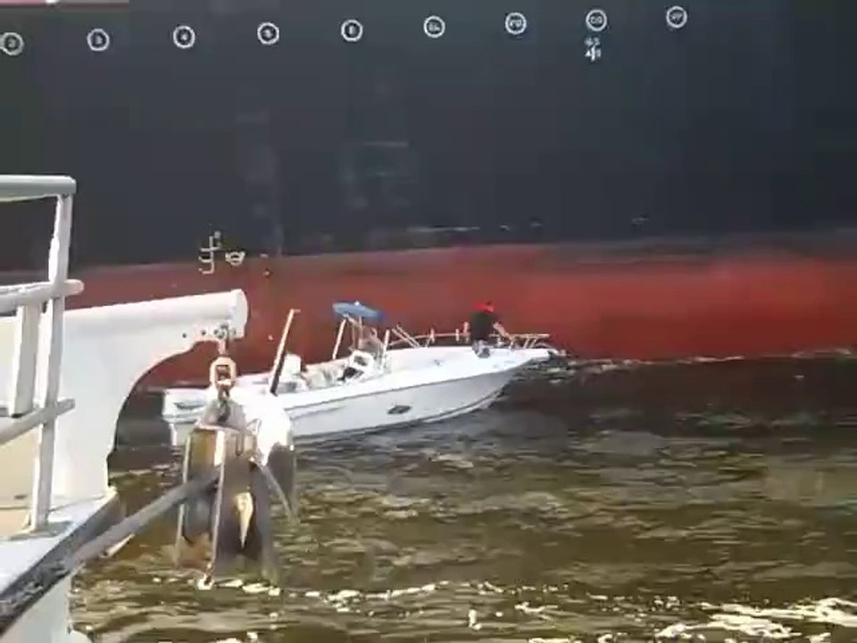 Un navire super tanker frôle un petit bateau de peche... Catastrophe évitée de justesse