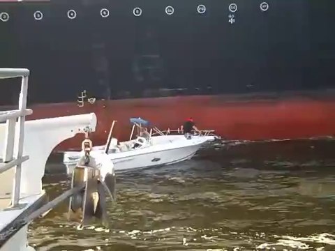 Un navire super tanker frôle un petit bateau de peche... Catastrophe évitée de justesse