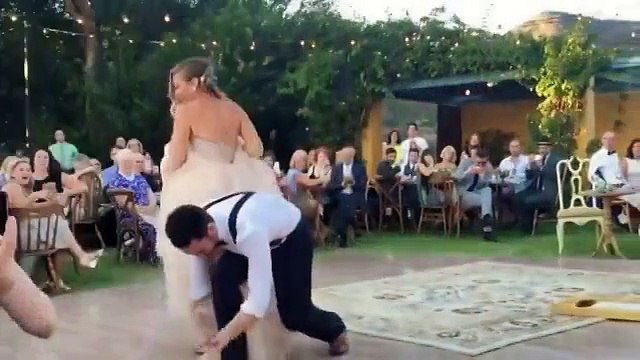 Необычный свадебный танец взорвал интернет