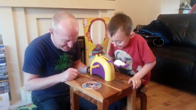 Игра для всей семьи_ Пирог в лицо