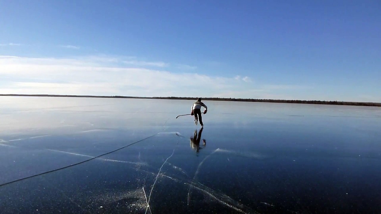 Patiner sur un lac gelé limpide au canada. Magique