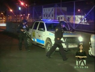 Скачать видео: Policía desarticuló banda de microtraficantes que operaba en 27 colegios de Guayaquil