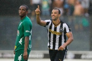 Roger Carvalho marca pelo Botafogo contra o Boavista