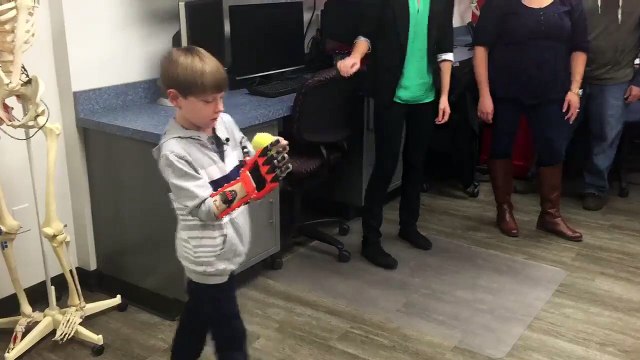 Lucas, 6 ans, reçoit une main en 3D pour Noël