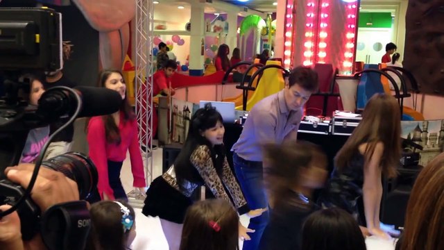 Atriz Cinthia Cruz e parte do elenco da novela Chiquititas dançando com o Rodrigo Faro.