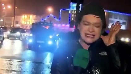 Une journaliste prend un panneau stop en pleine figure en lançant un appel à la prudence lors d'une tempête