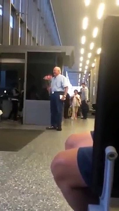 Это видео, тайком снятое в аэропорту Лос-Анджелеса, заставило улыбнуться уже миллионы людей.