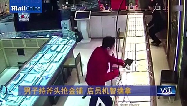 Dumbest thief ever! Funny fail