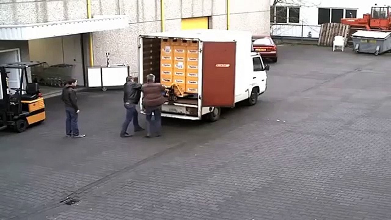 Неудачная выгрузка пива из грузовика