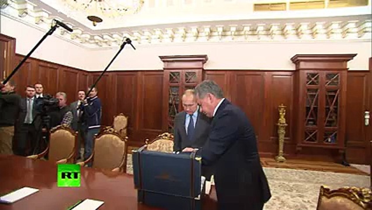 Flight recorder of downed Su-24 jet showcased as Putin meets defense minister 2015