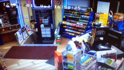 Un homme en colère veut acheter une bière