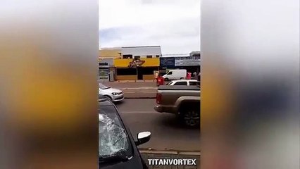 Mira cómo esta mujer embarazada destrozó el auto de su esposo