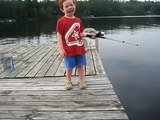 Un petit garçon pêche un poisson en un temps record !!!!!