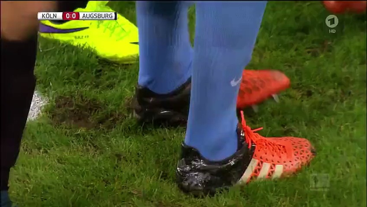 Un gardien de but détruit la pelouse avec son crampon avant un tir au but