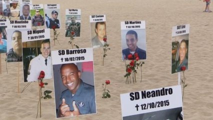 Playa de Copacabana se "viste de luto" en homenaje a 61 policías asesinados -