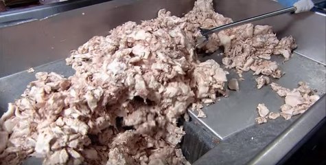 Consomes salsichas? Então tens mesmo que ver este vídeo! CHOCANTE!