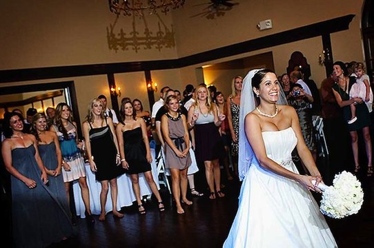 Подружка невесты хотела поймать букет, но о таком она и мечтать не могла