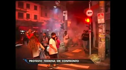 Protesto contra reorganização escolar termina em confronto em São Paulo