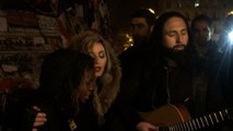 Paris: Madona canta em praça para homenagear vítimas de ataques