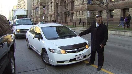 Un conducteur de taxi perd son sang-froid pendant une manifestation