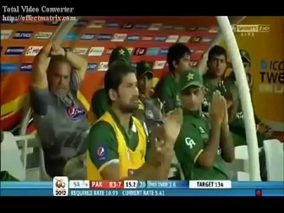 Umar Gul smacks three massive sixes for pakistan