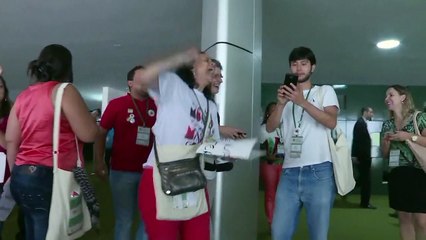 Manifestantes a favor de Rousseff en el Congreso brasileño