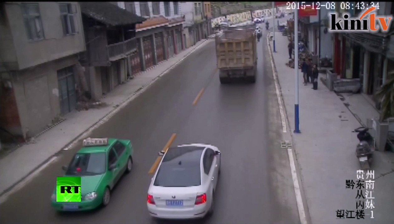 Tanah runtuh robohkan bangunan di China