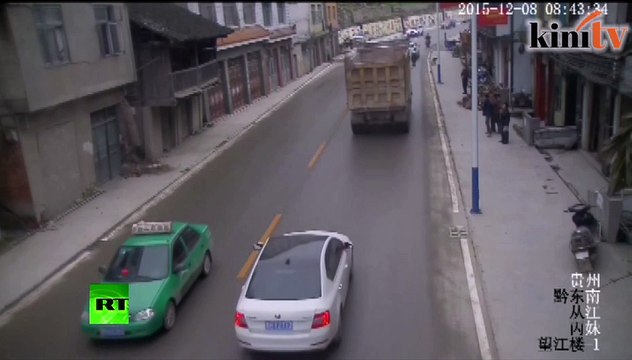 Tanah runtuh robohkan bangunan di China