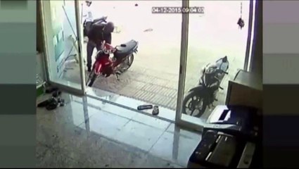 maling motor gagal setelah di tendang sama yg punya motor