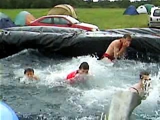 Los poils de bitos font de la piscine