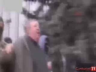 Öfkeli kalabalık yolsuzluk yapan bürokratı çöp konteynerine attı