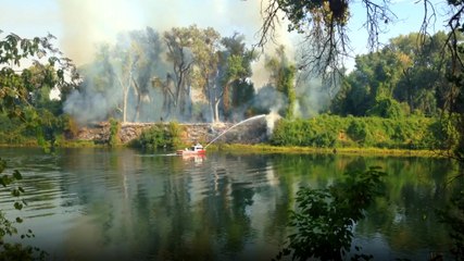 Yangın Söndürme Botu Alevlere Müdahale Etti