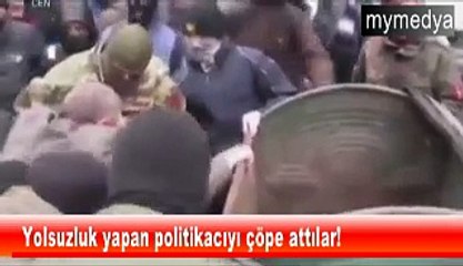 Yolsuzluk yapan politikacıyı çöpe attılar!