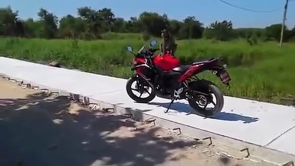 Un singe veut voler la moto de ce biker