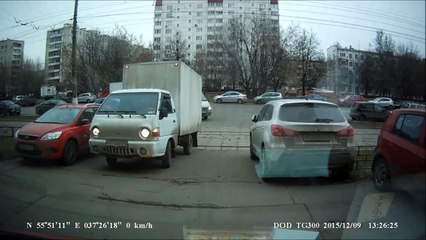 Un russe a une drôle de surprise en stationnant sa camionnette