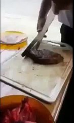Bife famosa cortar