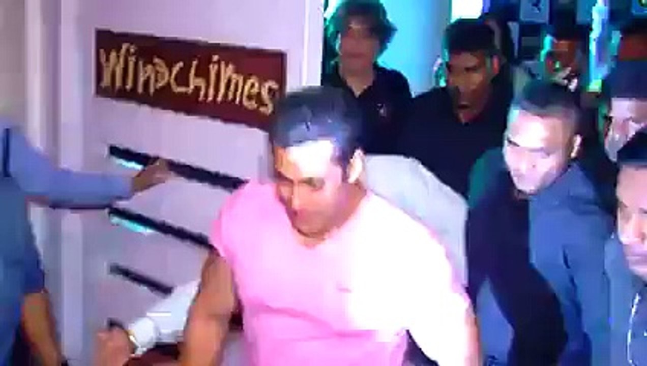 Salman Khan's Bodyguard Slapped A Fan Outside Galaxy Apartment